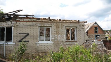Harkivska Oblastı 'ndaki yıkılan binalara bakın. Rus ordusunun Ukrayna topraklarına düzenlediği bombalı saldırılardan sonra yıkılmış evler. Rusya 'nın Ukrayna' yı istila etmesinin sonuçları. Yavaş çekim