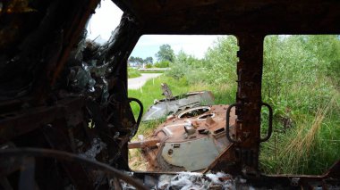 Ukrayna bölgesinde paslı ve yanmış zırhlı araçlar. Rus ordusunun imha edilmiş askeri teçhizatlarının sergilenmesi. Ukrayna ve Rusya arasındaki savaş. Yavaşla.
