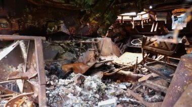 Rus ordusunun imha edilmiş askeri teçhizatlarının sergilenmesi. Ukrayna bölgesinde paslı ve yanmış zırhlı araçlar. Ukrayna ve Rusya arasındaki savaş. Yavaşla.