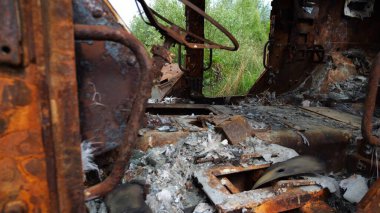 Ukrayna bölgesinde paslı ve yanmış zırhlı araçlar. Rus ordusunun imha edilmiş askeri teçhizatlarının sergilenmesi. Ukrayna ve Rusya arasındaki savaş. Yavaşla.