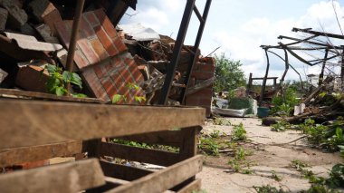 Harkivska Oblastı 'ndaki yıkılan binalara bakın. Rus ordusunun Ukrayna topraklarına düzenlediği bombalı saldırılardan sonra yıkılmış evler. Rusya 'nın Ukrayna' yı istila etmesinin sonuçları. Yavaş çekim