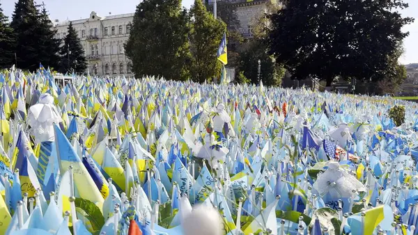 Birçok küçük mavi-sarı bayrak Rusya 'ya karşı yapılan ölü savaşların isimlerini taşıyor. Ukrayna 'nın başkentinde ölen askerlerin, çocukların ve kadınların anısına. Trajedi ve talihsizlik kavramı.