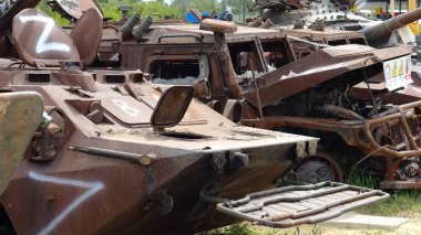 Ukrayna bölgesinde paslı ve yanmış zırhlı araçlar. Rus ordusunun imha edilmiş askeri teçhizatlarının sergilenmesi. Ukrayna ve Rusya arasındaki savaş. Yavaşla.