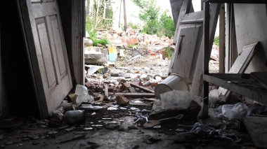 Harkivska Oblastı 'ndaki yıkılan binalara bakın. Rus ordusunun Ukrayna topraklarına düzenlediği bombalı saldırılardan sonra yıkılmış evler. Rusya 'nın Ukrayna' yı istila etmesinin sonuçları. Yavaş çekim