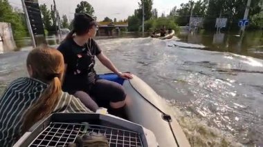 Hidroelektrik santrali patladıktan sonra hayvanları ve insanları tahliye etmek için gönüllüler tekneye biniyor. Novaya Kakhovka kentindeki Dnipro nehrindeki baraj patlaması sonucu Kherson 'da sel baskını