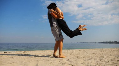 Mutlu çift yaz tatilinde deniz kıyısında birlikte eğleniyor. Adam kadını havaya uçurup kıyı şeridinde geri dönüyor. Gamsız aşıklar kumsalda vakit geçiriyorlar. Aşk kavramı. Yavaş çekim