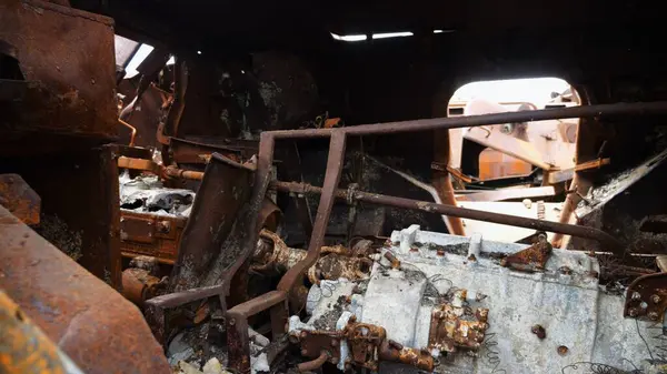 Ukrayna bölgesinde paslı ve yanmış zırhlı araçlar. Rus ordusunun imha edilmiş askeri teçhizatlarının sergilenmesi. Ukrayna ve Rusya arasındaki savaş. Yavaşla.