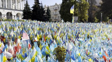 Birçok küçük mavi-sarı bayrak Rusya 'ya karşı yapılan ölü savaşların isimlerini taşıyor. Ukrayna 'nın başkentinde ölen askerlerin, çocukların ve kadınların anısına. Trajedi ve talihsizlik kavramı.