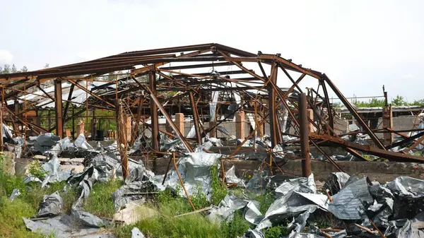 Harkivska Oblastı 'ndaki yıkılan binalara bakın. Rus ordusunun Ukrayna topraklarına düzenlediği bombalı saldırılardan sonra yıkılmış evler. Rusya 'nın Ukrayna' yı istila etmesinin sonuçları. Yavaş çekim