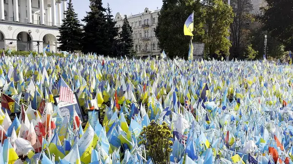 Birçok küçük mavi-sarı bayrak Rusya 'ya karşı yapılan ölü savaşların isimlerini taşıyor. Ukrayna 'nın başkentinde ölen askerlerin, çocukların ve kadınların anısına. Trajedi ve talihsizlik kavramı.