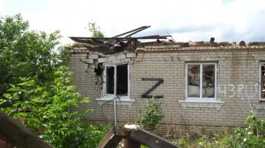 Harkivska Oblastı 'ndaki yıkılan binalara bakın. Rus ordusunun Ukrayna topraklarına düzenlediği bombalı saldırılardan sonra yıkılmış evler. Rusya 'nın Ukrayna' yı istila etmesinin sonuçları. Yavaş çekim