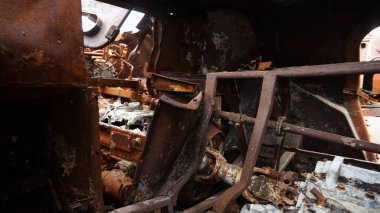 Ukrayna bölgesinde paslı ve yanmış zırhlı araçlar. Rus ordusunun imha edilmiş askeri teçhizatlarının sergilenmesi. Ukrayna ve Rusya arasındaki savaş. Yavaşla.