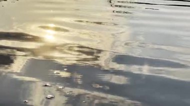 Gün batımında parlak güneşle aydınlatılan deniz manzarası. Yazın göl manzarası ve küçük dalgalar. Güzel yaz doğa manzarası. Huzur sahnesi kavramı. Yavaş çekim