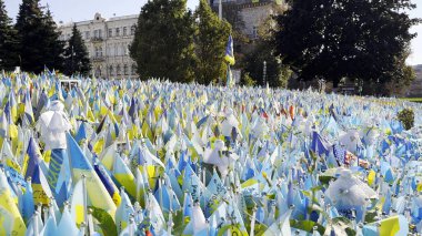 Birçok küçük mavi-sarı bayrak Rusya 'ya karşı yapılan ölü savaşların isimlerini taşıyor. Ukrayna 'nın başkentinde ölen askerlerin, çocukların ve kadınların anısına. Trajedi ve talihsizlik kavramı.