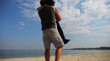 Tasasız aşıklar yaz tatilinde deniz kıyısında birlikte eğleniyorlar. Bir adam sevgilisini alıp sahil şeridinde onu öpüyor. Mutlu çift kumsalda vakit geçiriyor. Yavaş çekim