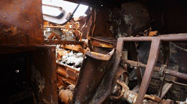 Ukrayna bölgesinde paslı ve yanmış zırhlı araçlar. Rus ordusunun imha edilmiş askeri teçhizatlarının sergilenmesi. Ukrayna ve Rusya arasındaki savaş. Yavaşla.