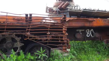 Rus ordusunun imha edilmiş askeri teçhizatlarının sergilenmesi. Ukrayna bölgesinde paslı ve yanmış zırhlı araçlar. Ukrayna ve Rusya arasındaki savaş. Yavaşla.