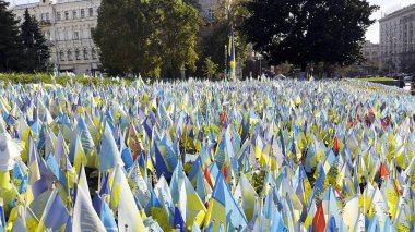Birçok küçük mavi-sarı bayrak Rusya 'ya karşı yapılan ölü savaşların isimlerini taşıyor. Ukrayna 'nın başkentinde ölen askerlerin, çocukların ve kadınların anısına. Trajedi ve talihsizlik kavramı.