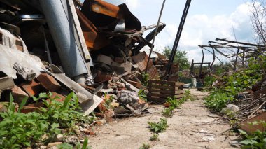 Harkivska Oblastı 'ndaki yıkılan binalara bakın. Rus ordusunun Ukrayna topraklarına düzenlediği bombalı saldırılardan sonra yıkılmış evler. Rusya 'nın Ukrayna' yı istila etmesinin sonuçları. Yavaş çekim