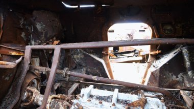 Ukrayna bölgesinde paslı ve yanmış zırhlı araçlar. Rus ordusunun imha edilmiş askeri teçhizatlarının sergilenmesi. Ukrayna ve Rusya arasındaki savaş. Yavaşla.