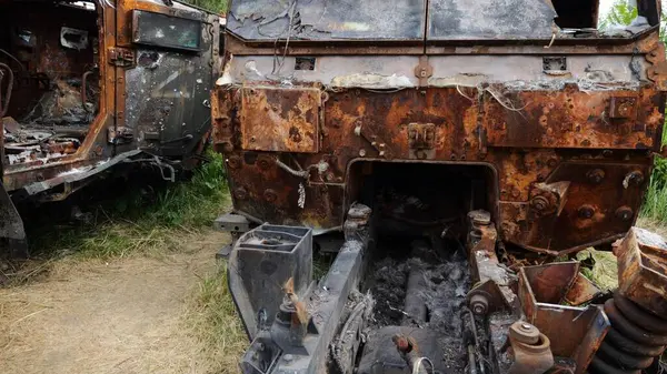 Ukrayna bölgesinde paslı ve yanmış zırhlı araçlar. Rus ordusunun imha edilmiş askeri teçhizatlarının sergilenmesi. Ukrayna ve Rusya arasındaki savaş. Yavaşla.