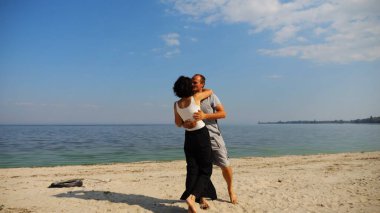 Mutlu çift kumsalda vakit geçiriyor. Güneşli bir günde deniz kıyısında sevgilisini öpen bir adam. Yazın sahil şeridinde dinlenen kaygısız aşıklar. Tatil ya da tatil kavramı. Yavaş çekim