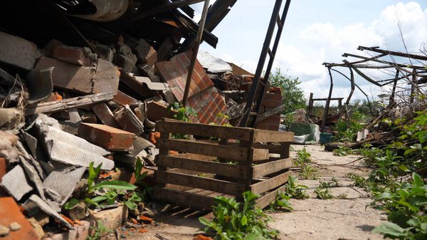 Вид на разрушенные жилые дома в Харьковской области. Разрушенные дома после взрывов бомб на территории Украины со стороны российской армии. Последствия вторжения России на Украину. Медленно
