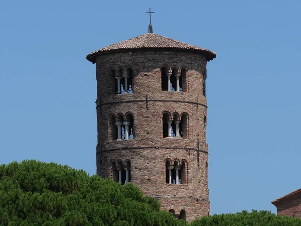 拉文纳Classe大教堂的圣阿波罗雷纳 拜占庭风格的砖圆形钟塔的特写镜头 — 图库照片