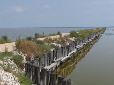 Po Delta Parkı 'ndaki Comacchio lagünlerinden geçen toprak yol.