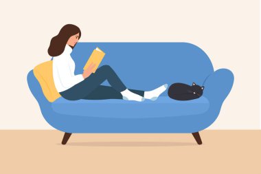 Sıcak kazak giyen kız kanepede oturur ve bir kitap okur. Kediyle rahat bir odada dinlenen mutlu, huzurlu bir kadın. Vektör illüstrasyonu