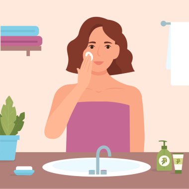 Gülümseyen güzel kadın banyoda günlük güzellik rutini yaparken pamuk pedi temizliyor. Kadın günlük cilt, yüz, saç ve vücut bakımı sırasında doğal kozmetik ürünler uyguluyor. Vektör illüstrasyonu