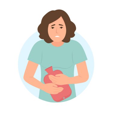 Karın bölgesinde şiddetli ağrı hisseden bir kadın. Kauçuk ısıtıcısını sıcak suyla tutuyor. Adet sırasında ağrı, sistit, üretrit, idrar tutamama ya da üretranın diğer sorunları sırasında..