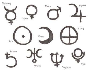 Gri renkli kalem ve kalemlerle bir çocuğun çizimlerini taklit eden gezegenlerin astrolojik sembollerini çizmiş.
