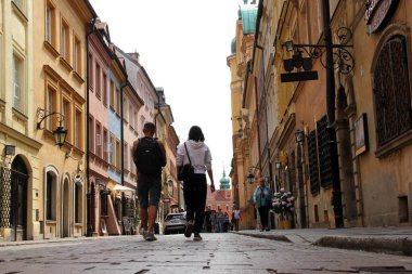 Polonya 'nın Varşova şehrinde Renkli Tarihi Caddede Yürüyen Turistler