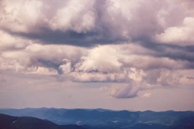 Karpat dağları üzerinde dramatik bulutlar, karamsar gökyüzü ve dağ sırtlarıyla manzaralı manzaralar.