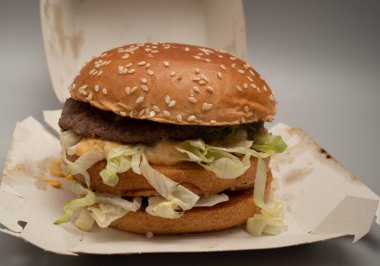 McDonalds 'ın restoranından alınmış özensiz montajlanmış veya pişmiş Bigmac burgeri..