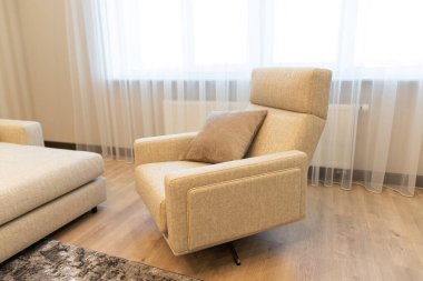 Parlak, zarif bir mekanda rahat ve yumuşak dokuları olan modern bir apartman dairesi.