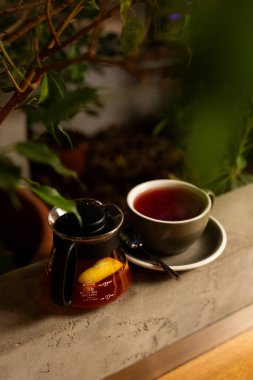 Limonlu sıcak çay ve rahat bir ortam. Akşam saatlerinde sakin bir kafede.