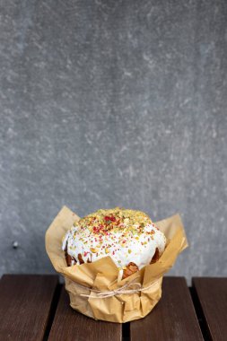 Tahta bir zemine serpiştirilmiş krema ve serpiştirilmiş tatlı tatlı gri arka planda