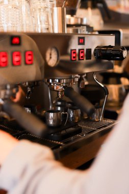 Yoğun bir kahve dükkanında sabahları profesyonel bir makineyle espresso yapmak.