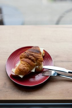Rahat bir sabahta, sıcak bir kafede tereyağlı taze pişmiş kruvasan.