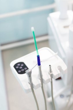 Modern diş kliniği aletleri ve ekipmanları, temiz ve parlak bir tedavi odasında hasta bakımına hazırdır.