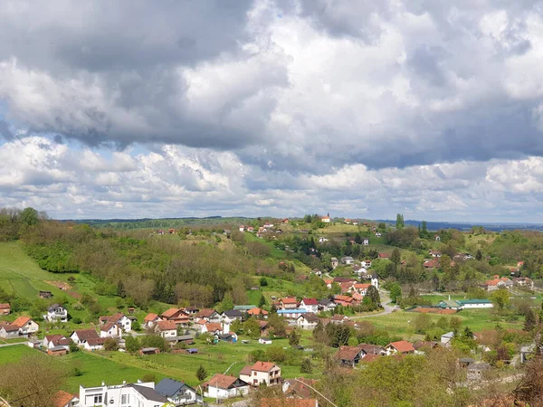 Wieś Milanovac Regionie Virovitica Podravina Zielonych Wzgórzach Wiosenny Krajobraz Chorwacja — Zdjęcie stockowe