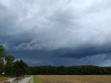 Fırtınadan önce bulutlar - Maribor 'un dışında kasvetli gökyüzü