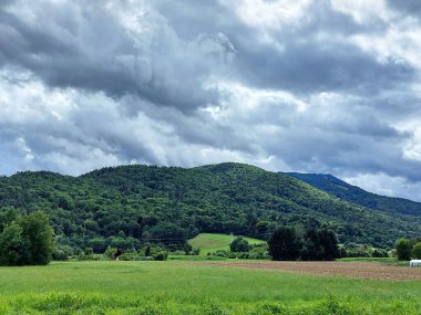 Yeşil Pohorje Dağları üzerinde koyu gri bulutlar. Slovenya. Fırtınadan önce gök