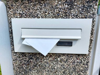 Çitteki posta kutusu - posta kutusundaki mektuplar