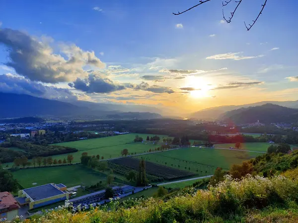 Maribor şehrinde gün batımı. Mavi gökyüzü. Pohorje dağının üzerinde bulutlar. Slovenya. Avrupa