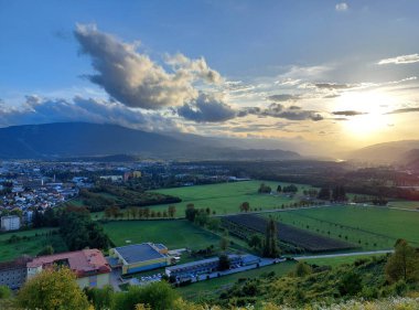 Slovenya üzerinde bulutlarda gün batımı. İyi akşamlar Maribor. Pohorje dağı. Avrupa