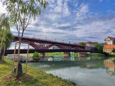 Maribor 'daki Drava Nehri üzerinde köprü. Slovenya. Avrupa. Yaz.