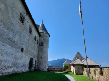 Hochosterwitz kalesinin gri duvarları. Bayrak. Yaz. Avusturya. Carinthia 'da. Avrupa